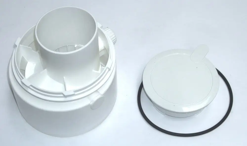 Daikin Adapter-Set bestehend aus einem Hauptadapter mit zylindrischer Öffnung und einem abnehmbaren Deckel, ergänzt durch einen Gummiring. Weißes Kunststoffmaterial.